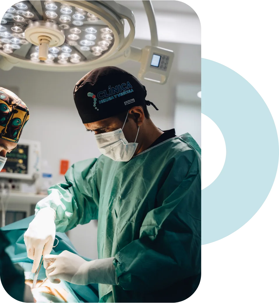 Equipo médico realizando cirugía laparoscópica de vesícula biliar