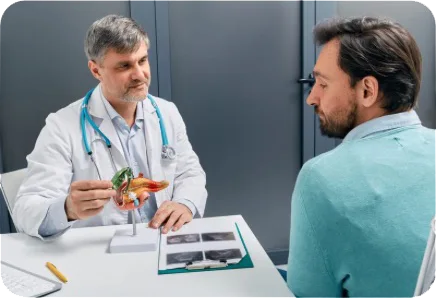 Médico especialista revisando a paciente con síntomas de colecistitis